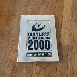 Guinness World Records 2000  Hardcover Millennium Edition Book of World‎ Records